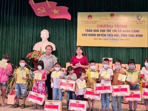 Quỹ Bảo trợ Trẻ em Việt Nam trao quà cho trẻ có hoàn cảnh khó khăn tỉnh Thái Bình