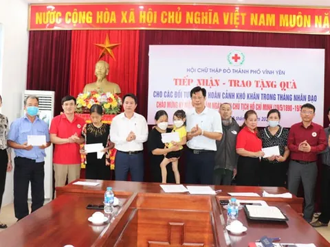 Tiếp nhận, trao tặng quà cho các hộ có hoàn cảnh khó khăn