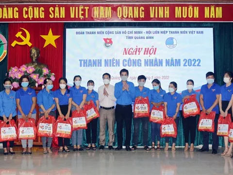 Trao quà cho thanh niên công nhân Công ty cổ phần Việt Trung Quảng Bình