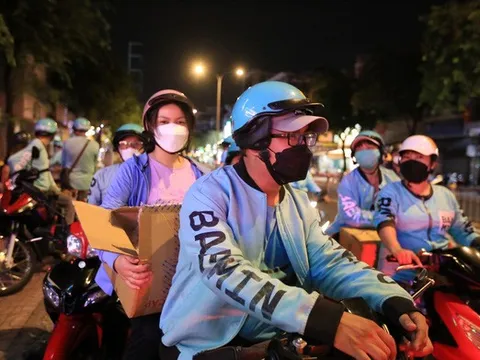 Những phần cháo đêm ấm lòng Sài Gòn của ‘cơn lốc’ xanh mint