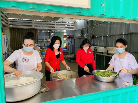 Bếp ăn nhân đạo - bữa cơm ấm tình người