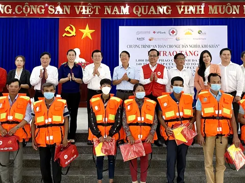 Nguyên Chủ tịch nước Trương Tấn Sang tặng 1.000 bộ áo phao cho ngư dân Quảng Ngãi