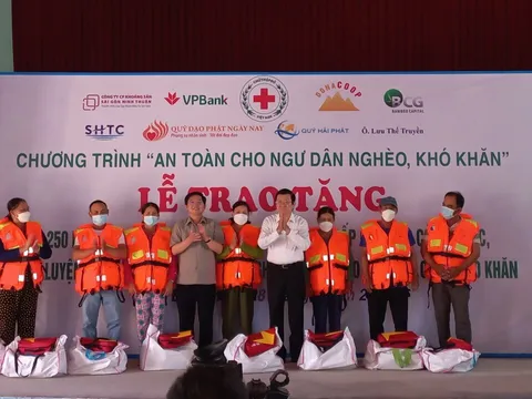 Tặng cờ Tổ quốc, áo phao cho ngư dân nghèo Bình Định