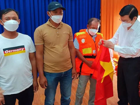 Tặng cờ Tổ quốc, áo phao cứu sinh đa năng cho ngư dân nghèo tỉnh Phú Yên và Khánh Hòa