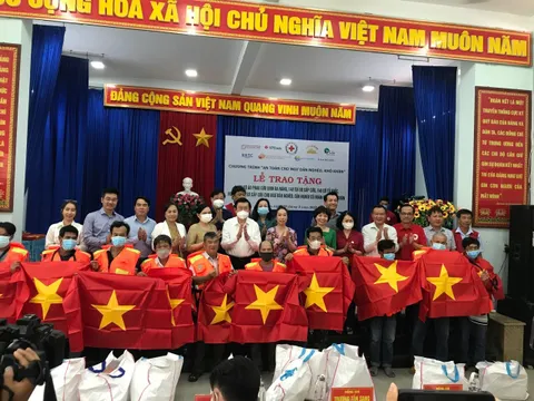 Chương trình “An toàn cho ngư dân nghèo, khó khăn” năm 2022  đến với  14 tỉnh miền Trung