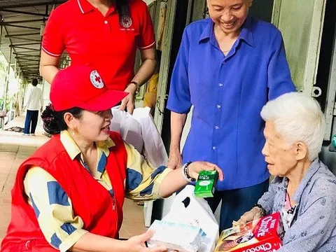 Đồng Nai: Tặng quà cho người già và trẻ em