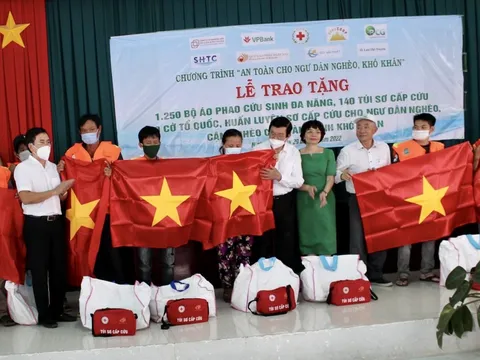 Nguyên Chủ tịch nước Trương Tấn Sang tặng 1.250 bộ phao cứu sinh đa năng cho ngư dân tỉnh Ninh Thuận