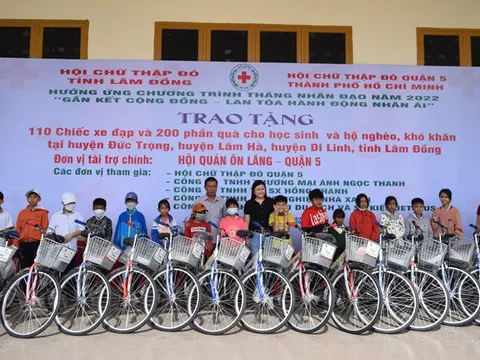 Trao xe đạp cho học sinh và hộ nghèo