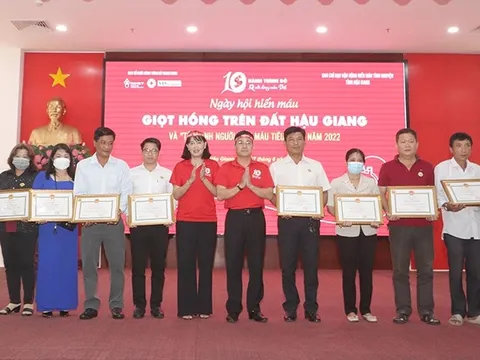Giọt hồng trên đất Hậu Giang