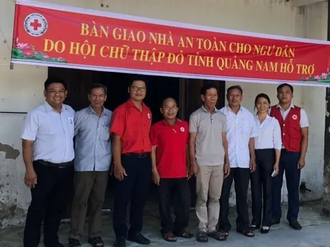 Sửa chữa nhà cho ngư dân nghèo ở Điện Ngọc