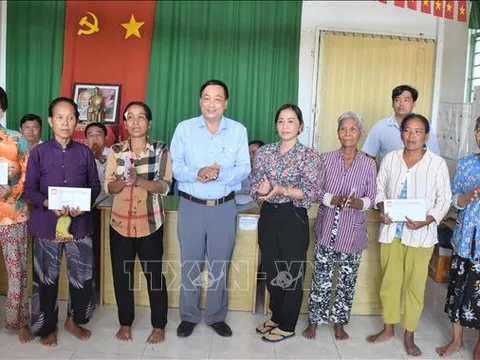 Trao tiền hỗ trợ các hộ dân tại Sóc Trăng bị ảnh hưởng bởi lốc xoáy