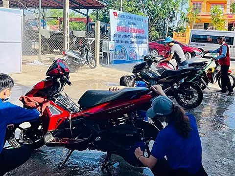 Rửa xe gây quỹ giúp trẻ em khó khăn