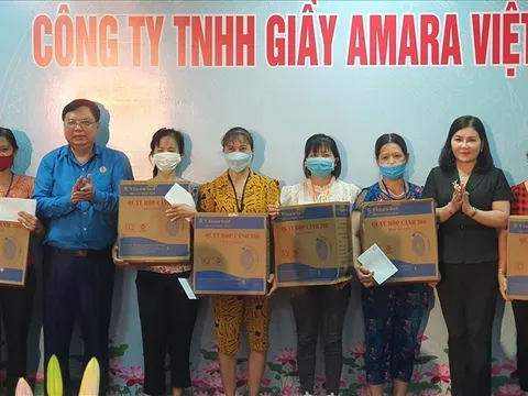 Tổng Liên đoàn Lao động Việt Nam tặng quà 100 công nhân tại Nam Định