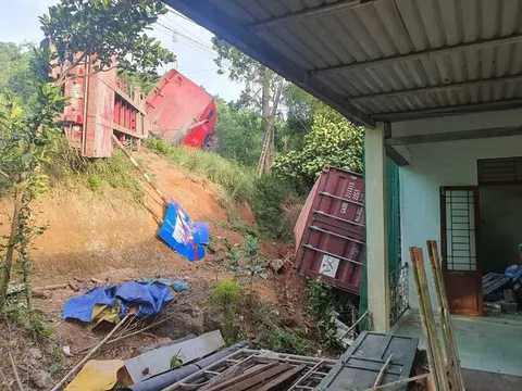 Thùng container rớt xuống đường, đè sập tường nhà dân