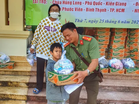 Công an tỉnh Lâm Đồng tặng quà và khám bệnh cho đồng bào nghèo