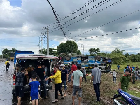 Bình Thuận: Xe khách chở hơn 40 người lao xuống lề đường và lật ngửa