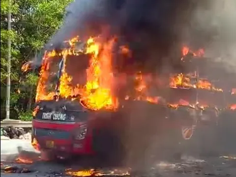 Hà Nội: Xe khách 2 tầng cháy rụi trên đại lộ Thăng Long