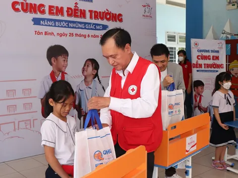 Chương trình “Cùng em đến trường" tặng quà các em học sinh nghèo vượt khó