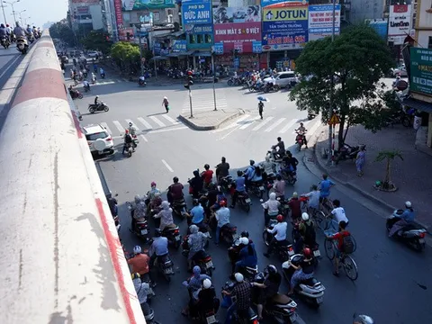 Chọn dừng xe chờ đèn đỏ dưới bóng râm có thể bị xử phạt