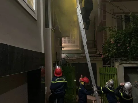 Hà Nội: Cảnh sát cứu 4 người, dập tắt đám cháy lúc rạng sáng ở Hai Bà Trưng
