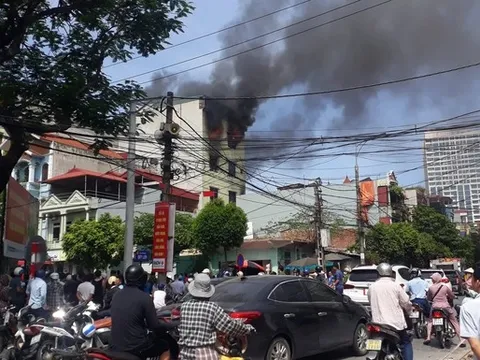 Nỗ lực giải cứu 5 người mắc kẹt trong đám cháy