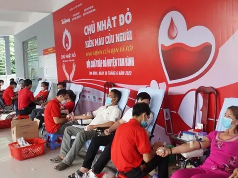 Hàng trăm người chia sẻ giọt hồng trên quê hương Vĩnh Long