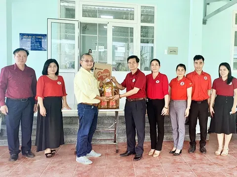 Lâm Đồng: Tặng dầu ăn cho các bếp ăn tình thương phục vụ bệnh nhân