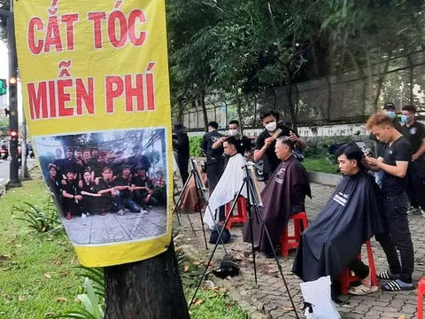 Tiệm cắt tóc 0 đồng trên hè phố TP Hồ Chí Minh