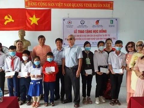 Bến Tre: Tặng học bổng cho học sinh khó khăn