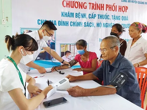 Khám bệnh, cấp thuốc miễn phí cho gia đình chính sách, hộ đồng bào DTTS nghèo xã miền núi Trường Xuân