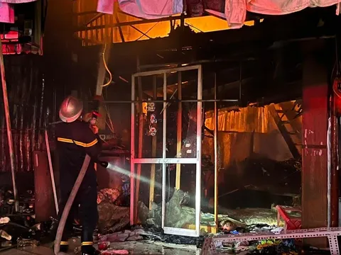 Hà Nội xảy ra 2 vụ cháy lớn lúc chập tối