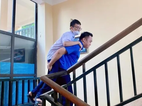 Những hình ảnh đẹp của các tình nguyện viên trong kỳ thi tốt nghiệp THPT 2022