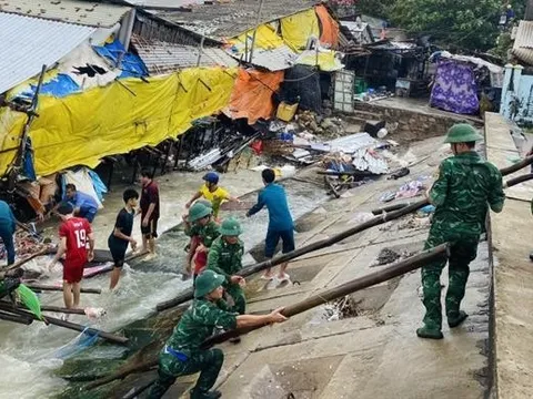 Mưa lớn và dông lốc làm 10 tàu chìm, 2 người mất tích
