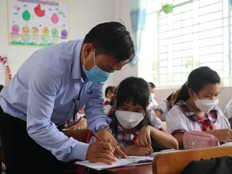 Thầy Tân bán vé số làm từ thiện