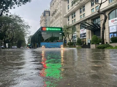 Hà Nội có mưa to cục bộ, nguy cơ ngập úng một số tuyến đường