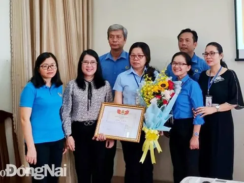 Khen thưởng đoàn viên nhặt được của rơi, trả lại người đánh mất
