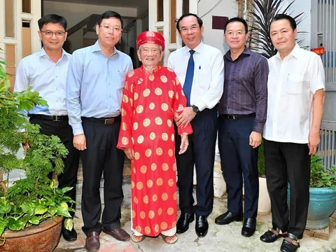 Bí thư Thành ủy TP HCM Nguyễn Văn Nên mừng đại thọ nhà nghiên cứu Nguyễn Đình Tư