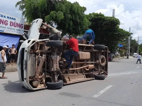 Kịp thời hỗ trợ đưa 14 người ra khỏi xe khách bị lật ở Quảng Trị