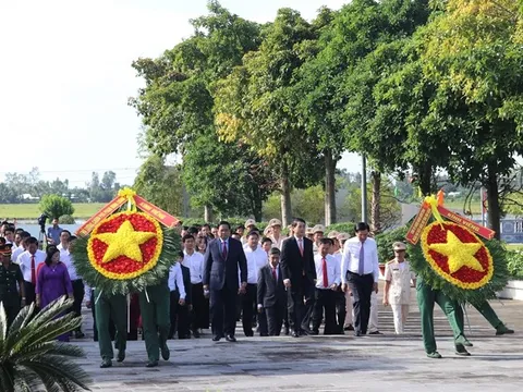 Thủ tướng Chính phủ Phạm Minh Chính dâng hoa, dâng hương tại Nghĩa trang liệt sỹ tỉnh Hậu Giang