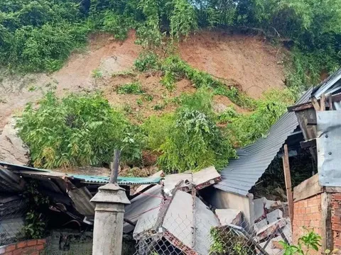 Đắk Lắk: Quả đồi sạt lở giữa đêm khiến 4 người trong một gia đình phải nhập viện