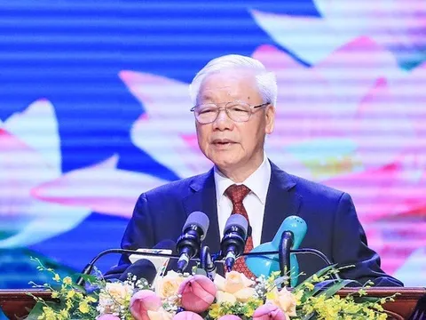 "Tình nghĩa Việt-Lào sáng hơn trăng rằm, thơm hơn đóa hoa nào thơm nhất"