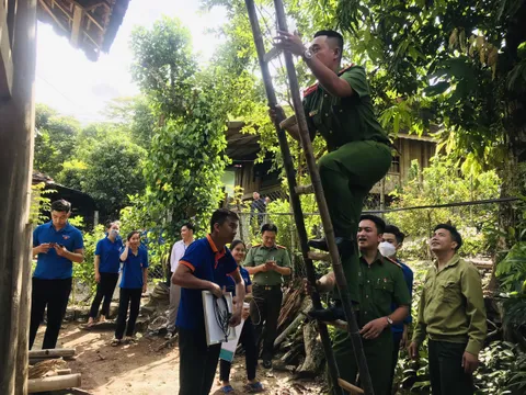 Nghệ An: Tặng đèn năng lượng mặt trời hộ gia đình chính sách