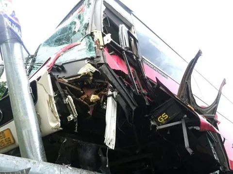 Đà Nẵng: Xe khách chở 40 người lao lên dải phân cách, húc gãy trụ đèn