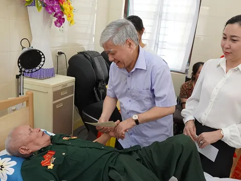 Chủ tịch Ủy ban Trung ương MTTQ Việt Nam thăm, tặng quà thương, bệnh binh tại Hà Nam