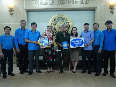 Tổng Liên đoàn Lao động Việt Nam tặng quà gia đình Thương binh liệt sỹ tại Nghệ An