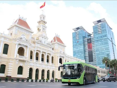 Từ 2025, 100% xe buýt thay thế, đầu tư mới sử dụng điện, năng lượng xanh