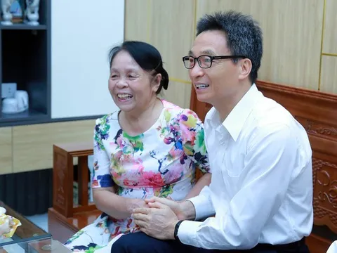 Phó Thủ tướng Vũ Đức Đam thăm nữ anh hùng ‘đếm bom’ ở Đồng Lộc