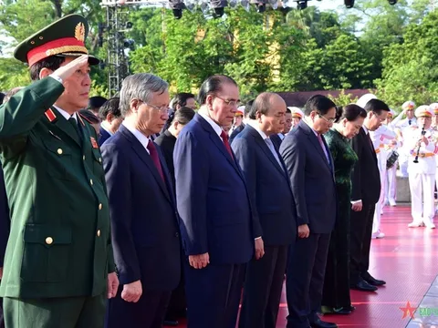 Lãnh đạo Đảng, Nhà nước và quân đội tưởng niệm các anh hùng liệt sĩ và vào Lăng viếng Chủ tịch Hồ Chí Minh