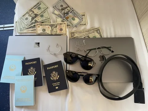 Tổ tàu SE2 trả lại hơn 1.300 USD cùng nhiều tài sản giá trị khác cho khách hàng