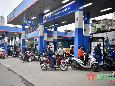 Từ 15 giờ chiều nay (1/8), giá xăng giảm hơn 400 đồng/lít